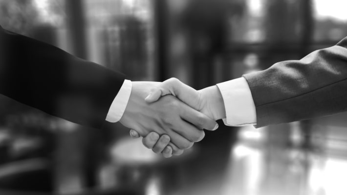 握手をしている写真