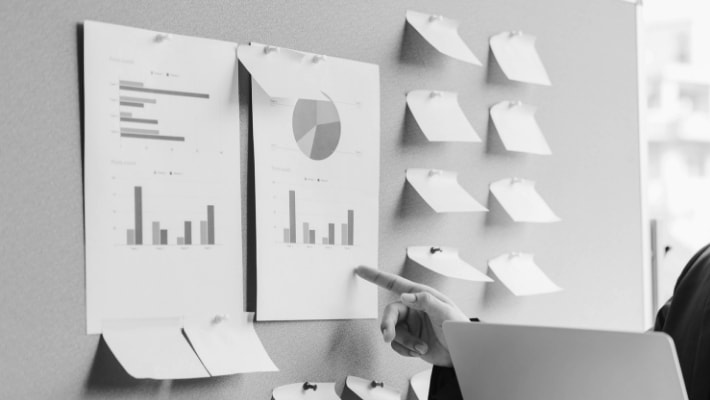 資料を確認している写真